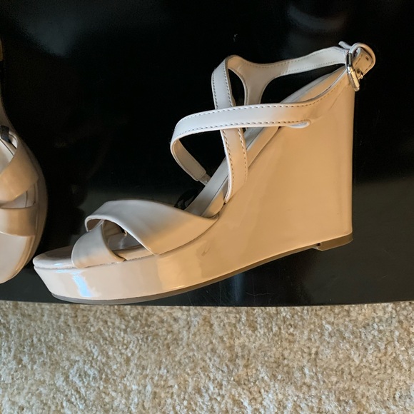 Marc Fisher 6.5 nude wedges - Picture 2 of 2